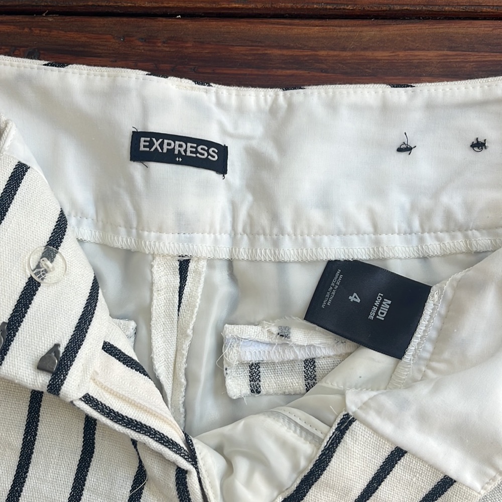 Mid Rise Linen Shorts - Picture 3 of 3